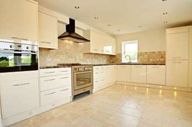  Image of 2 bedroom Terraced house to rent in Burnt Farm Ride Enfield EN2 at Burnt Farm Ride  Enfield, EN2 9DY
