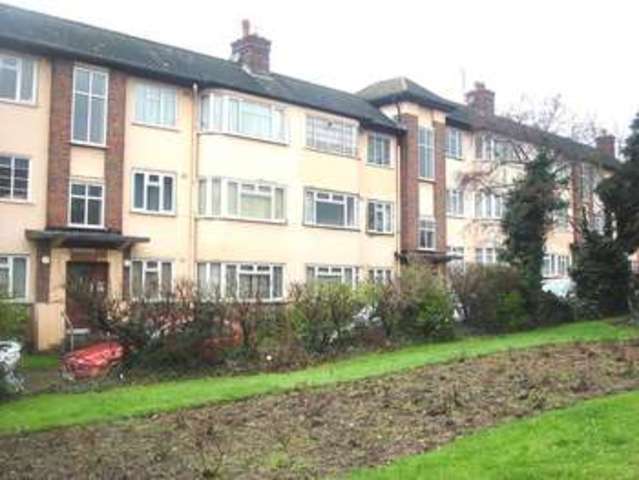  Image of 2 bedroom Flat to rent in Canons Court Stonegrove Edgware HA8 at Canons Court  Edgware, HA8 7ST