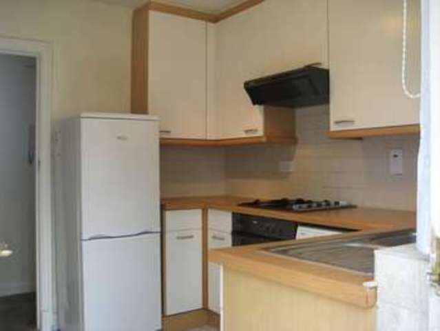  Image of 2 bedroom Flat to rent in Canons Court Stonegrove Edgware HA8 at Canons Court  Edgware, HA8 7ST