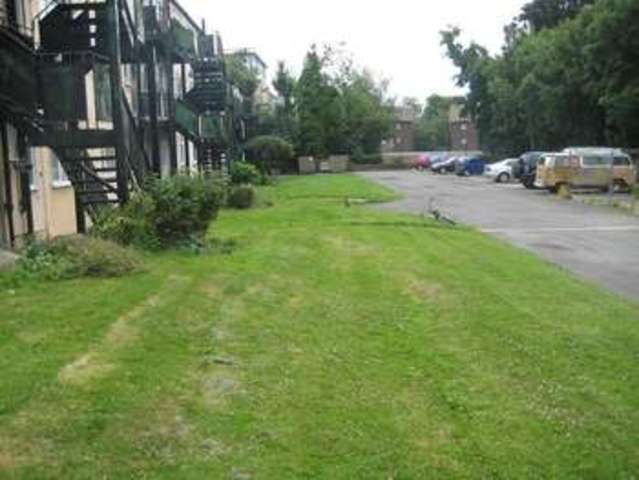  Image of 2 bedroom Flat to rent in Canons Court Stonegrove Edgware HA8 at Canons Court  Edgware, HA8 7ST