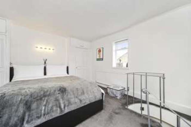  Image of 1 bedroom Property for sale in Clapham Common North Side London SW4 at Clapham Common North Side  London, SW4 9SW