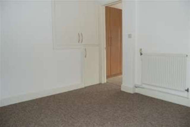  Image of 1 bedroom Flat to rent in Dursley Road Eastbourne BN22 at Eastbourne, BN22 8DH