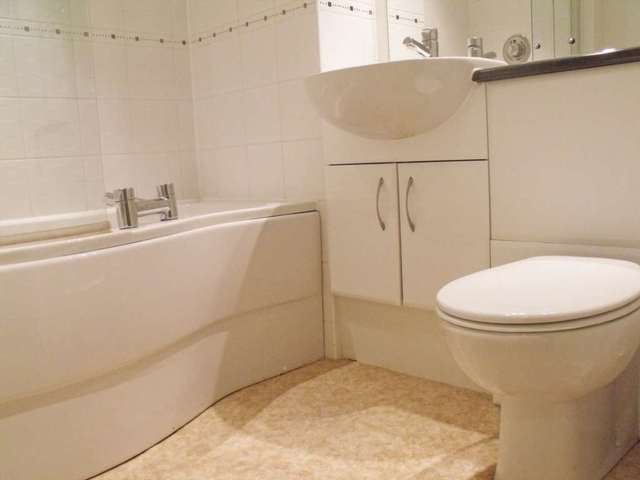  Image of 2 bedroom Apartment to rent in Elmira Way Salford M5 at Elmira Way Salford Quays Salford, M5 3DE