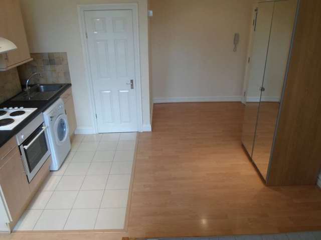  Image of Studio flat to rent in Emanuel Avenue London W3 at Emanuel Avenue Acton London, W3 6JG