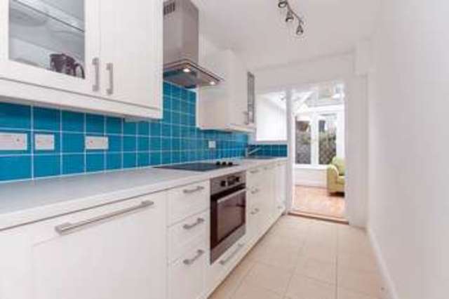  Image of 2 bedroom Ground Flat to rent in Emu Road London SW8 at Battersea, SW8 3PQ