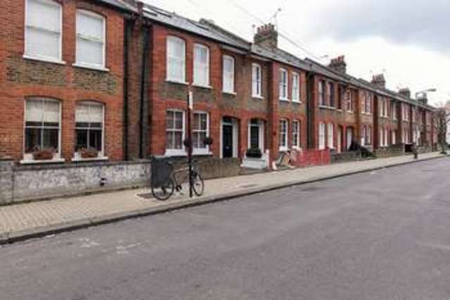  Image of 2 bedroom Ground Flat to rent in Emu Road London SW8 at Battersea, SW8 3PQ