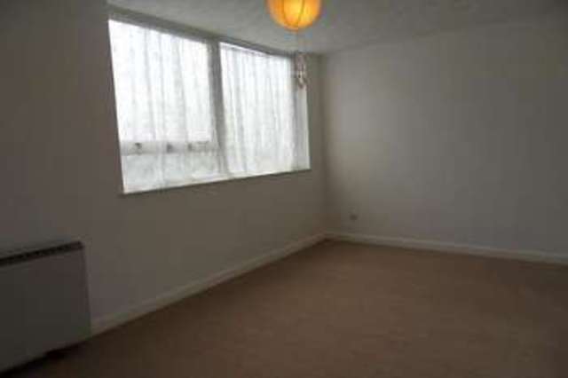  Image of 2 bedroom Flat to rent in Farnham Drive Caversham Reading RG4 at Caversham  Reading, RG4 6NY