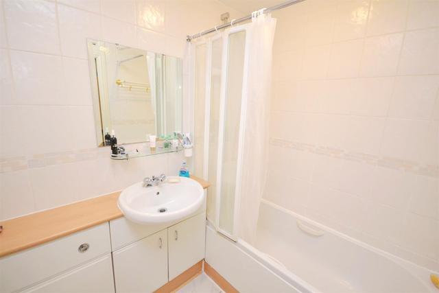  Image of 1 bedroom Property to rent in Glebelands Close London N12 at North Finchley, N12 0AN