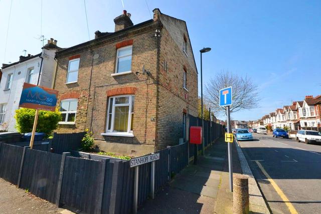  Image of 3 bedroom Property to rent in Grove Road London N12 at North Finchley, N12 9DS