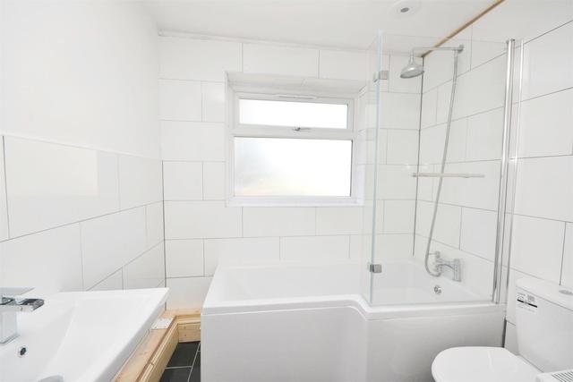  Image of 3 bedroom Property to rent in Grove Road London N12 at North Finchley, N12 9DS