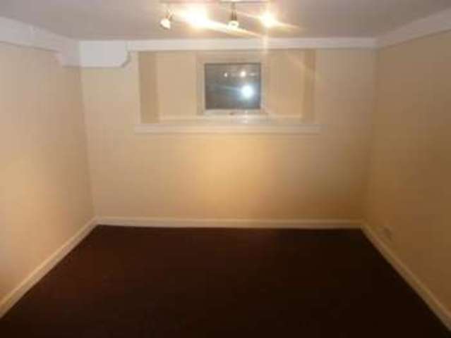  Image of 1 bedroom Flat to rent in Harehills Avenue Leeds LS8 at Leeds, LS8 4HX