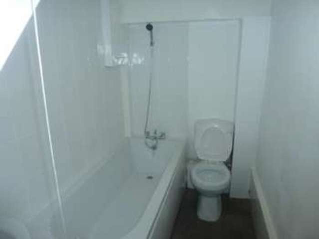  Image of 1 bedroom Flat to rent in Harehills Avenue Leeds LS8 at Leeds, LS8 4HX