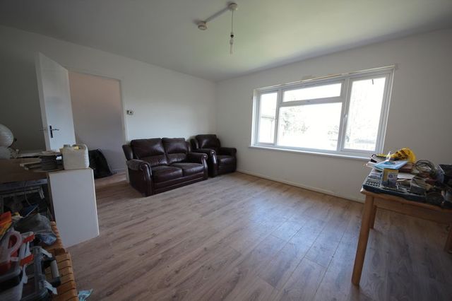  Image of 3 bedroom Flat to rent in Hudson Road Harlington Hayes UB3 at Hudson Road Harlington Hayes, UB3 5EL