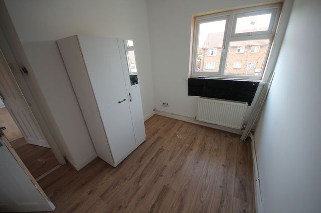  Image of 3 bedroom Flat to rent in Hudson Road Harlington Hayes UB3 at Hudson Road Harlington Hayes, UB3 5EL