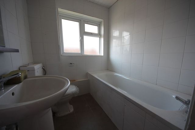  Image of 3 bedroom Flat to rent in Hudson Road Harlington Hayes UB3 at Hudson Road Harlington Hayes, UB3 5EL