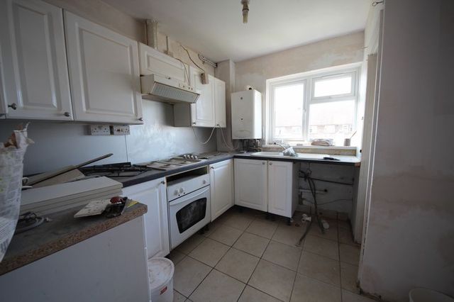  Image of 3 bedroom Flat to rent in Hudson Road Harlington Hayes UB3 at Hudson Road Harlington Hayes, UB3 5EL