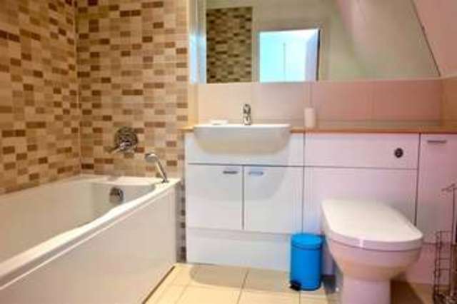  Image of 1 bedroom Apartment to rent in Reading Road Wokingham RG41 at Reading Road Wokingham Eastheath, RG41 1AB