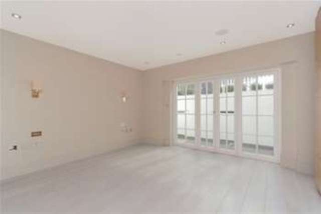  Image of 4 bedroom Property to rent in Kings Road London SW10 at London, SW10 0LF