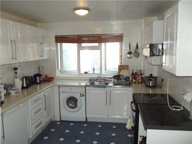  Image of 3 bedroom End of Terrace to rent in Kinver Walk Reading RG2 at Reading Berkshire Whitley, RG2 0AD