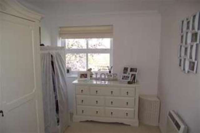  Image of 2 bedroom Flat to rent in Wayletts Leigh-on-Sea SS9 at Leigh-on-Sea, SS9 4ED