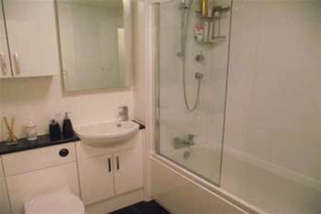  Image of 2 bedroom Flat to rent in Wayletts Leigh-on-Sea SS9 at Leigh-on-Sea, SS9 4ED