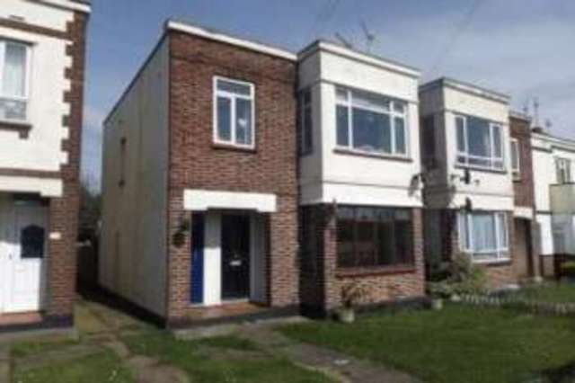  Image of 3 bedroom Flat for sale in London Road Leigh-on-Sea SS9 at Leigh-on-Sea Essex Leigh-on-Sea, SS9 2SY