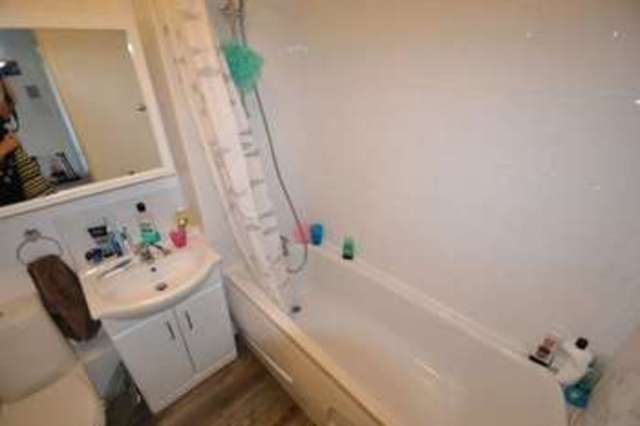  Image of 2 bedroom Maisonette to rent in Moat Court Ashtead KT21 at Moat Court  Ashtead, KT21 2BL