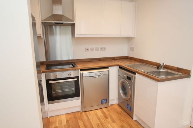  Image of 1 bedroom Flat to rent in Bramber Road London W14 at Bramber Road West Kensington London, W14 9PB