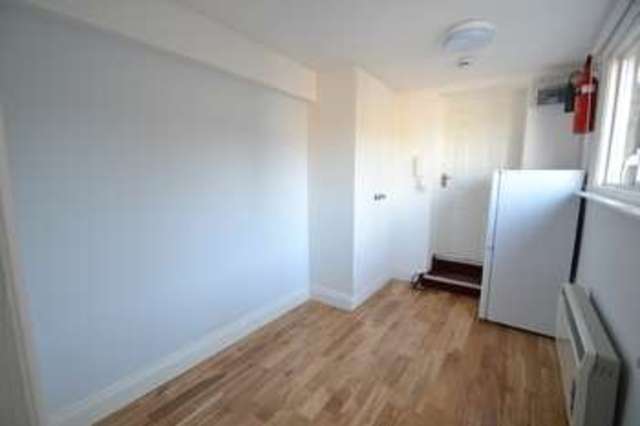  Image of Flat to rent in Park Parade London NW10 at Harlesden, NW10 4JG
