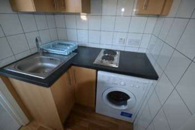  Image of Flat to rent in Park Parade London NW10 at Harlesden, NW10 4JG