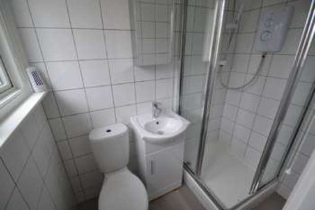  Image of Flat to rent in Park Parade London NW10 at Harlesden, NW10 4JG