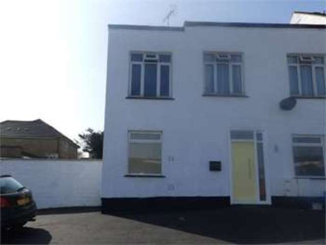  Image of 2 bedroom Detached house to rent in Park Road Leigh-on-Sea SS9 at Park road Leigh on sea Leigh-on-Sea, SS9 2PE