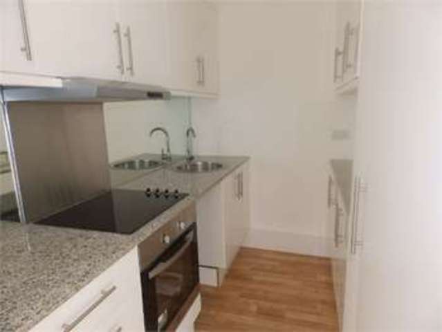  Image of 2 bedroom Detached house to rent in Park Road Leigh-on-Sea SS9 at Park road Leigh on sea Leigh-on-Sea, SS9 2PE