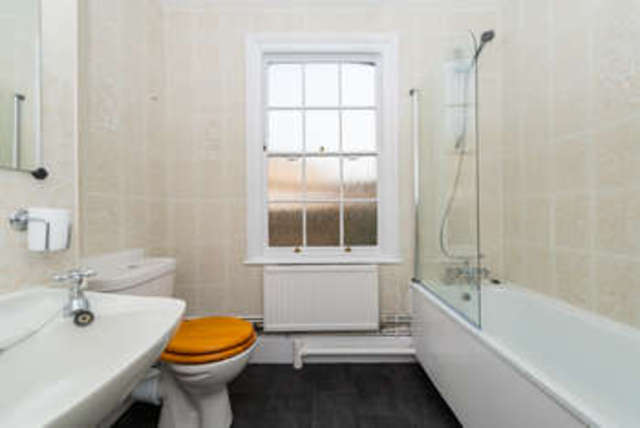  Image of 3 bedroom Terraced house to rent in Park Street London SE1 at Borough, SE1 9EQ