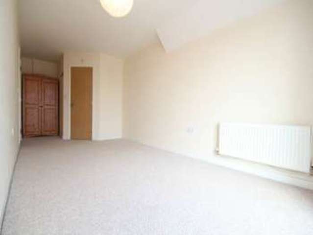  Image of 2 bedroom Flat to rent in Wilderspool Causeway Warrington WA4 at Wilderspool Causeway Warrington Latchford, WA4 6LA