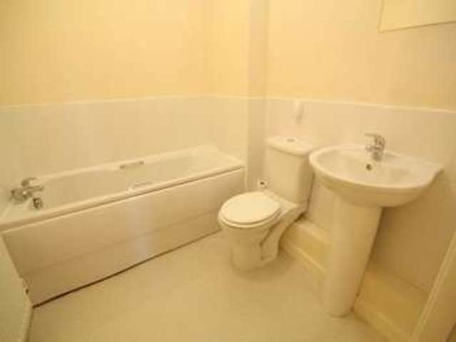  Image of 2 bedroom Flat to rent in Wilderspool Causeway Warrington WA4 at Wilderspool Causeway Warrington Latchford, WA4 6LA