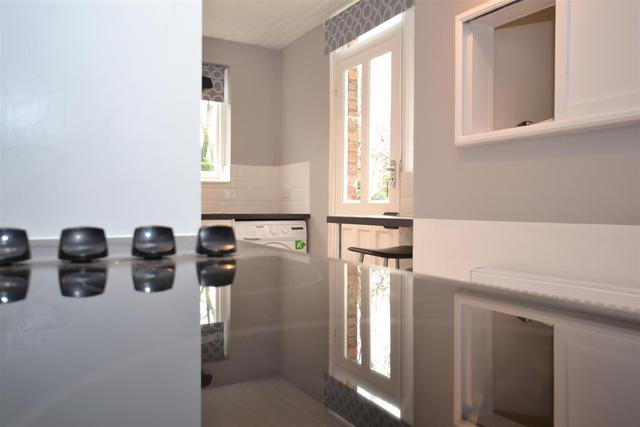  Image of 4 bedroom Property to rent in Richmond Road London N2 at East Finchley, N2 8JT
