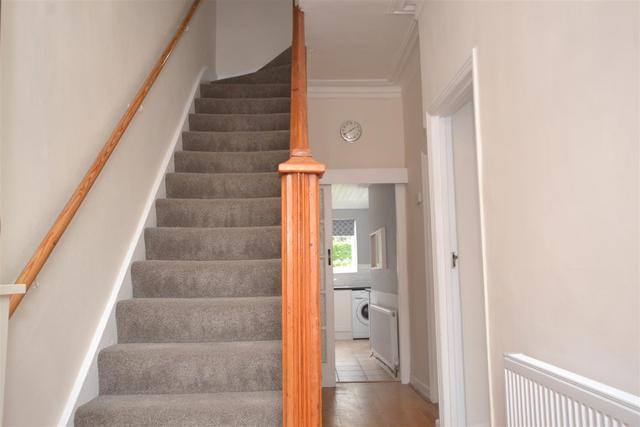  Image of 4 bedroom Property to rent in Richmond Road London N2 at East Finchley, N2 8JT