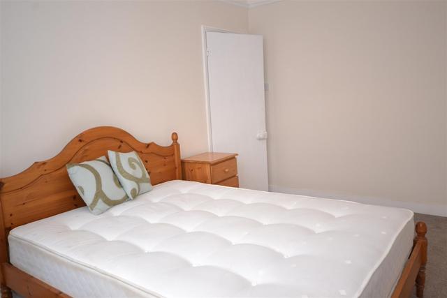  Image of 4 bedroom Property to rent in Richmond Road London N2 at East Finchley, N2 8JT