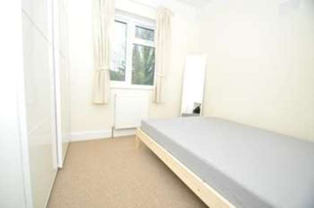  Image of 2 bedroom Flat to rent in Runnymede Colliers Wood London SW19 at Colliers Wood London Colliers Wood, SW19 2RG