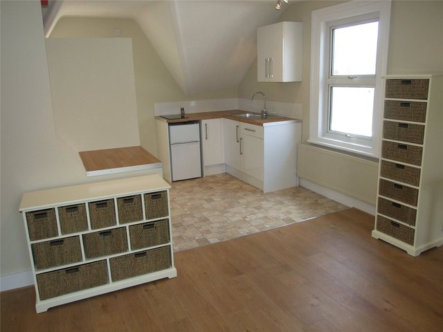  Image of 1 bedroom House Share to rent in Salisbury Road Reading RG30 at Reading Berkshire Reading, RG30 1BJ