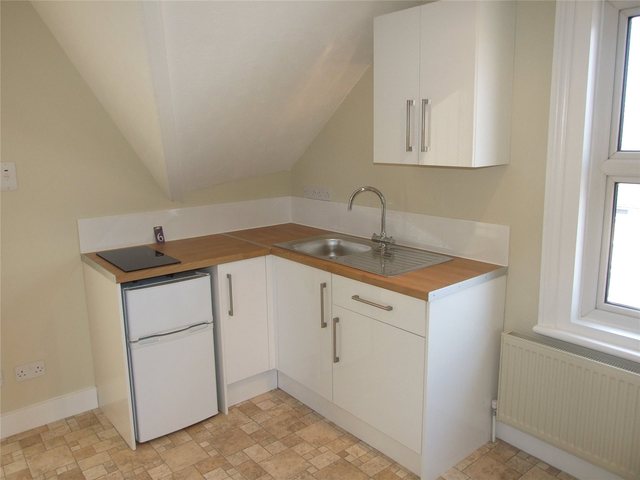  Image of 1 bedroom House Share to rent in Salisbury Road Reading RG30 at Reading Berkshire Reading, RG30 1BJ