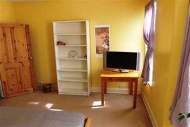  Image of 2 bedroom Detached house to rent in Somerset Road London E17 at London, E17 8QN