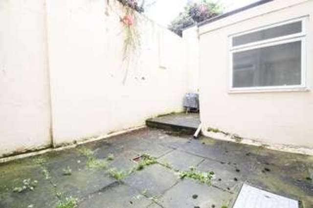  Image of 1 bedroom Flat to rent in Suffolk Square Cheltenham GL50 at Cheltenham Gloucestershire, GL50 2DR