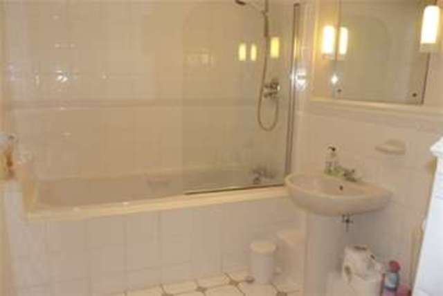  Image of 2 bedroom Flat to rent in Oakleigh Park North London N20 at London, N20 9AQ