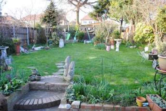  Image of 2 bedroom Bungalow for sale in Vaughan Avenue Hornchurch RM12 at Hornchurch, RM12 6SL