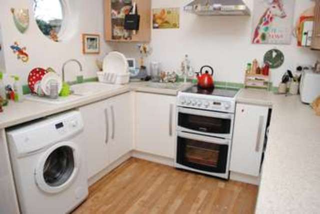  Image of 2 bedroom Bungalow for sale in Vaughan Avenue Hornchurch RM12 at Hornchurch, RM12 6SL