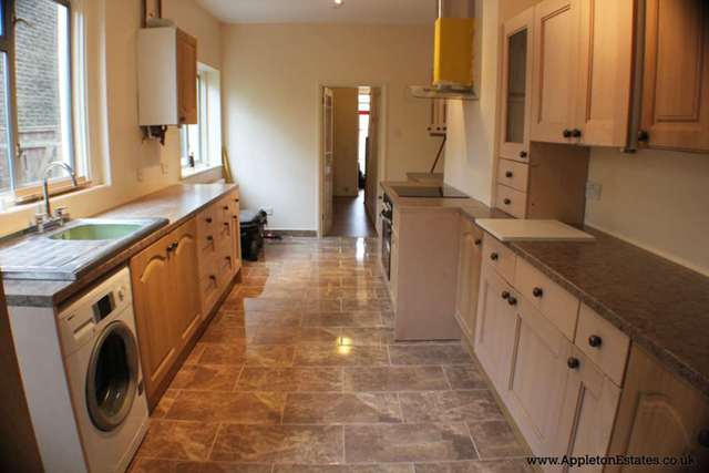  Image of 1 bedroom House Share to rent in Waddon Park Avenue Waddon Croydon CR0 at Waddon Park Avenue  Croydon, CR0 4LW