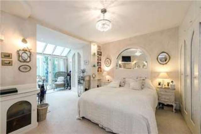  Image of 4 bedroom Flat for sale in Warwick Square London SW1V at London  Vauxhall Bridge, SW1V 2AA