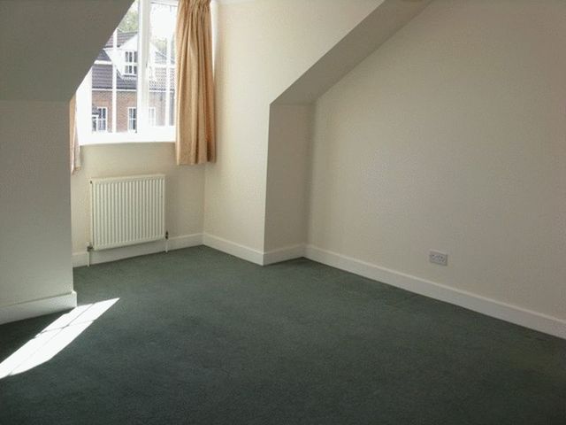  Image of 2 bedroom Flat to rent in Aspen Vale Whyteleafe CR3 at Whyteleafe, CR3 0YW